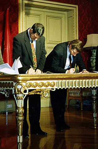 Firma del Convenio de Cesión de los locales de Lasalle al Colectivo de Músicos. Alcalde Jesús Málaga. 1993