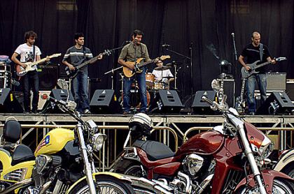 Mr.Blues 15 años. 20:00 comienza el concierto: Metalfloyd calentando el ambiente.
