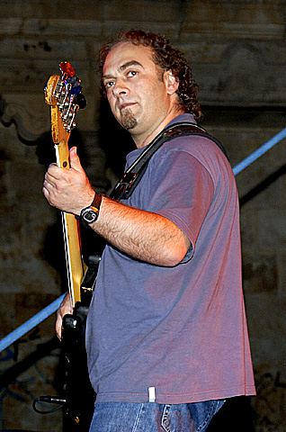Mr.Blues 15 años. Toño López al bajo.