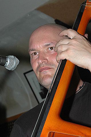 Bulldog Rock and Roll Session. Alfonso Múgica. Contrabajo y Coros.