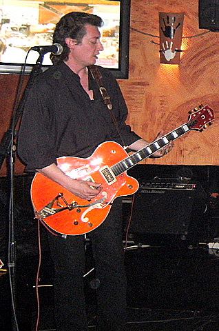Rockabilly Duet. A la guitarra y Voz: Santi Tamariz.