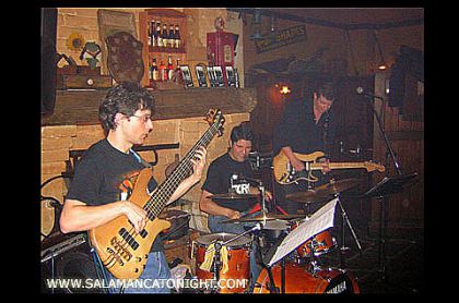 Alberto, Rafa y Santi en el O'Haras. Salamanca. 2005
